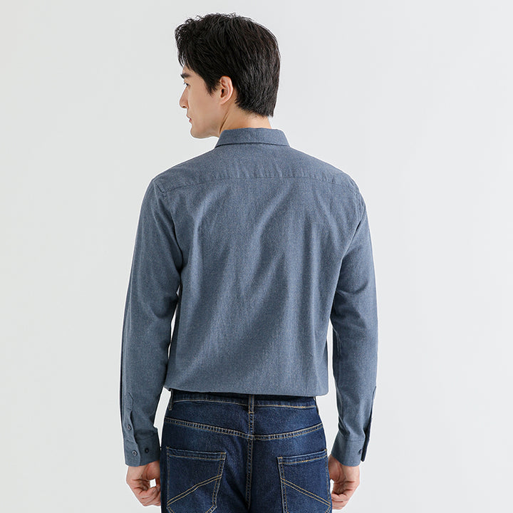 Stay warm and stylish this season with the Shoton Men's Brushed Twill Shirt. Crafted from a blend of organic cotton and yak wool, this shirt offers comfort, versatility, and a sophisticated look for autumn and winter.