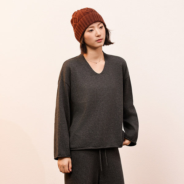 Stay cozy and stylish with the Shoton Women's Loose Basic Pullover. Made from a soft cotton-yak blend, this relaxed fit sweater is perfect for layering or wearing solo in any season.

