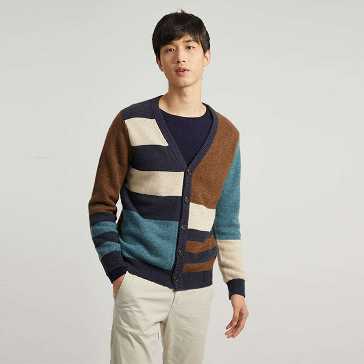 Stay warm and stylish with the Polar Journey Men's Knitted Cardigan. Made from a premium yak and merino wool blend, this cardigan offers warmth, comfort, and style.
