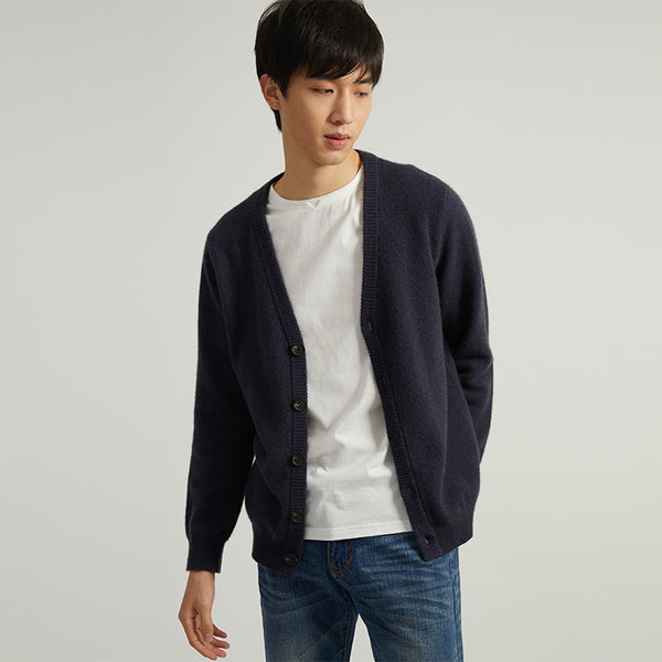 Stay warm and stylish with the Polar Journey Men's Knitted Cardigan. Made from a premium yak and merino wool blend, this cardigan offers warmth, comfort, and style.

