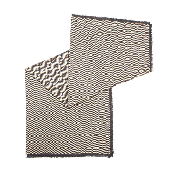 Add warmth and sophistication to your space with the Shoton Diamond-pattern Throw in Stormy Day/Alpine. Made from 100% yak wool, this luxurious blanket is perfect for cozying up on chilly days.