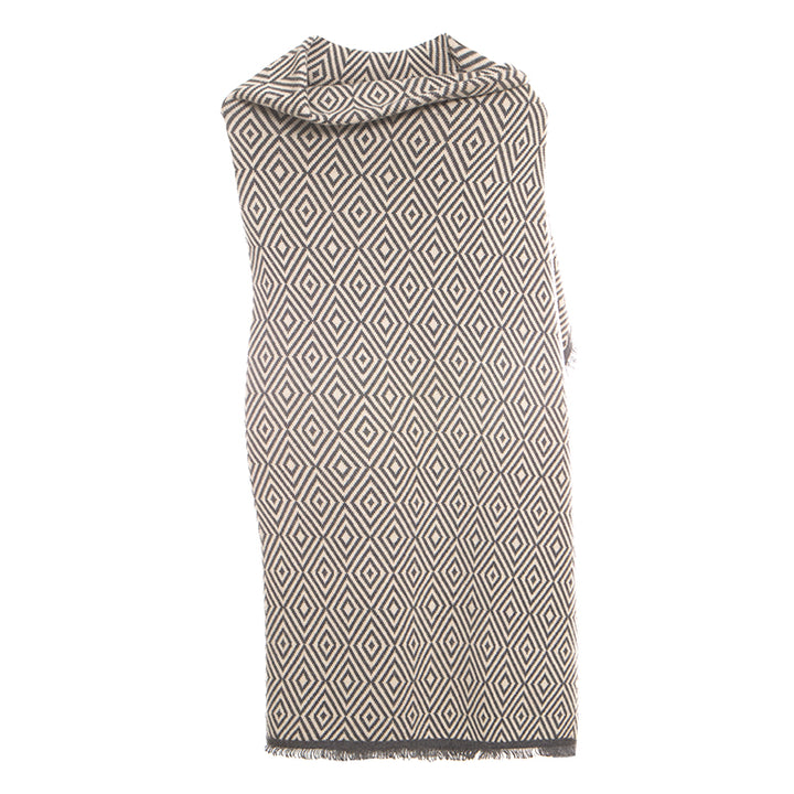 Add warmth and sophistication to your space with the Shoton Diamond-pattern Throw in Stormy Day/Alpine. Made from 100% yak wool, this luxurious blanket is perfect for cozying up on chilly days.