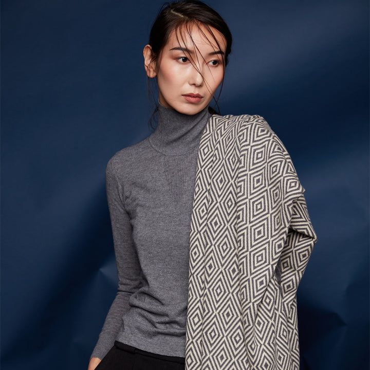 Add warmth and sophistication to your space with the Shoton Diamond-pattern Throw in Stormy Day/Alpine. Made from 100% yak wool, this luxurious blanket is perfect for cozying up on chilly days.