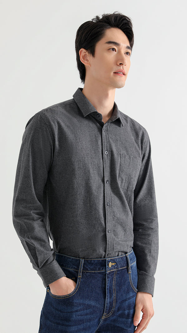 Stay warm and stylish this season with the Shoton Men's Brushed Twill Shirt. Crafted from a blend of organic cotton and yak wool, this shirt offers comfort, versatility, and a sophisticated look for autumn and winter.