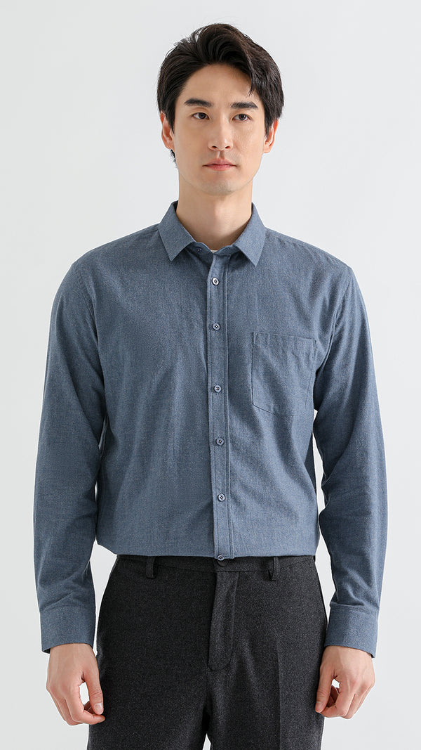 Stay warm and stylish this season with the Shoton Men's Brushed Twill Shirt. Crafted from a blend of organic cotton and yak wool, this shirt offers comfort, versatility, and a sophisticated look for autumn and winter.